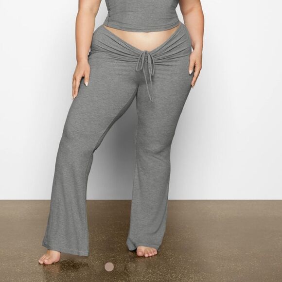Skims Soft Lounge ruched pants - Picture 1 of 6